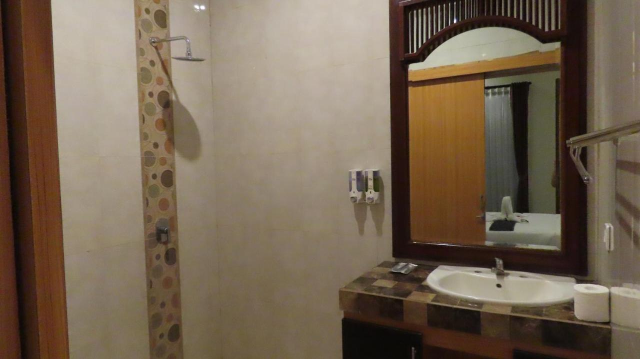 เอเซียนา โลวีนา โฮเต็ล แอนด์ คาราโอเกะ Hotel โลวินา ภายนอก รูปภาพ