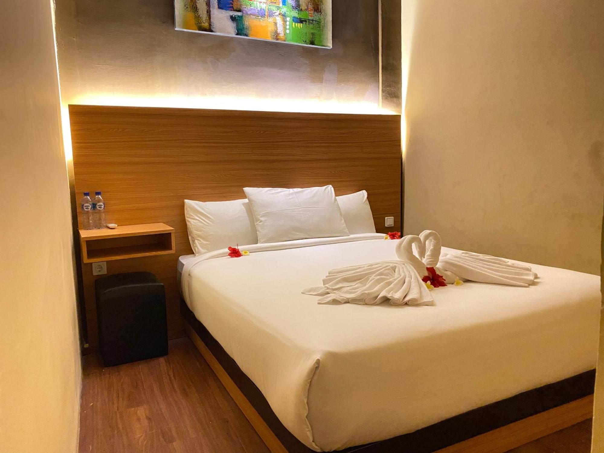 เอเซียนา โลวีนา โฮเต็ล แอนด์ คาราโอเกะ Hotel โลวินา ภายนอก รูปภาพ
