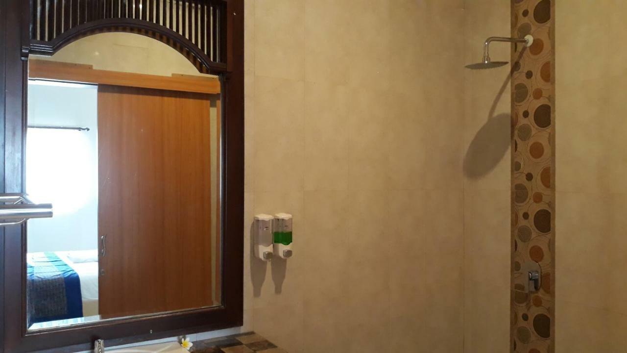 เอเซียนา โลวีนา โฮเต็ล แอนด์ คาราโอเกะ Hotel โลวินา ภายนอก รูปภาพ